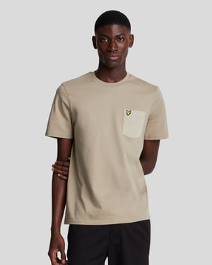Lyle & Scott T-Shirt mit farblich abgestimmter Tasche in Grün