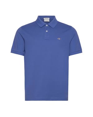 Dieses Poloshirt von Gant ist ein Klassiker und zeitlos. Es hat einen Flachstrickkragen mit einer Knopfleiste, die für einen eleganten und modernen Look sorgt. Die kurzen Ärmel sind glatt und schlicht, was dem Poloshirt einen cleanen und minimalistischen Stil verleiht. Die seitlichen Saumschlitze geben dem Poloshirt mehr Flexibilität und Komfort. Das Poloshirt ist mit einer Logostickerei auf der linken Brustseite geschmückt, die für eine hochwertige und markante Ausstrahlung sorgt. Das Poloshirt hat eine reguläre Passform, die für jeden Körpertyp geeignet ist.