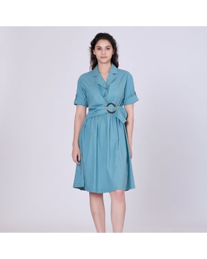 Hemdblusenkleid mit asymmetrischem Gürteleinsatz