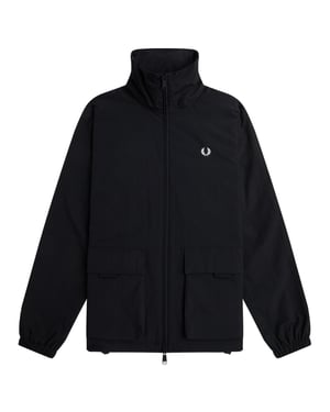 Schwarze Jacke von Fred Perry mit aufgesetzter Tasche und Reißverschluss