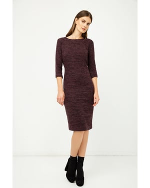 Auberginefarbenes, tailliertes Kleid aus Wolle für den Winter