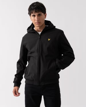 Tiefschwarze Softshelljacke mit Lyle & Scott-Markenlogo und Kapuze