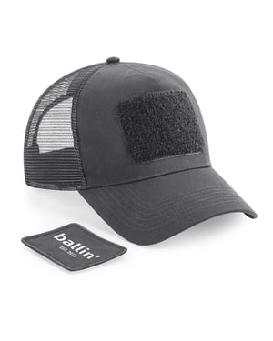 Trucker Cap von der Marke Ballin Est. 2013. Die Trucker Cap ist aus hochwertigem Polyester gefertigt. Die Größe kann mit dem Schnappverschluss auf der Rückseite leicht angepasst werden. Modellbezeichnung: Trucker CapKategorie: HerrenmützeMaterialien: PolyesterFarbe: grau