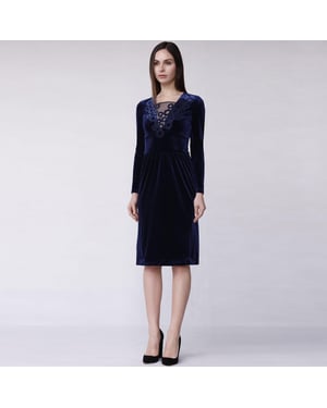 Samtkleid mit Spitzenausschnitt