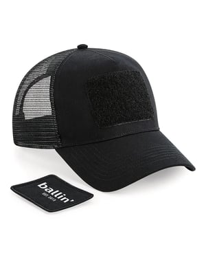 Trucker Cap von der Marke Ballin Est. 2013. Die Trucker Cap ist aus hochwertigem Polyester gefertigt. Die Größe kann mit dem Schnappverschluss auf der Rückseite leicht angepasst werden. Modellbezeichnung: Trucker CapKategorie: HerrenmützeMaterialien: PolyesterFarbe: schwarz