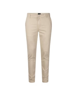Herren Chino von der Marke Presly & Sun. Die Chino von Presly & Sun besteht aus Bio-Baumwolle und Elastan und hat eine schmale Passform. Die weiche Baumwolle und das Elastan sorgen für einen hohen Tragekomfort. Marke: Presly & SunModellname: Samuel ChinoKategorie: Chino für HerrenMaterialien: Baumwolle/ElastanFarbe: beige