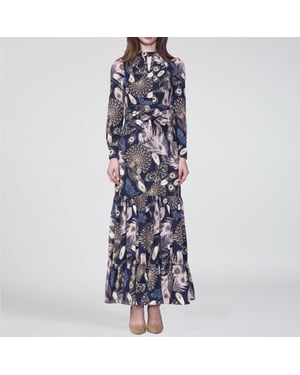 Langes Kleid im Bohème-Stil mit Rüschen und Federn bedruckt