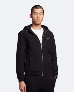 Die Lyle & Scott Softshell-Jacke ist mit ihrem elastischen Saum, den Ärmelbündchen, der verstellbaren Kapuze und den unauffälligen Taschen das ganze Jahr über ein Must-have. Die klassische Silhouette aus strapazierfähigem Softshell und mit unserem Golden Eagle veredelt, wertet jeden Freizeitlook auf und hält die Elemente in Schach. Mit verstärkten Nähten und strapazierfähigen Reißverschlüssen.\n \nPassform: Regulär\nDie Jacke ist so geschnitten, dass sie weder zu eng noch zu weit am Körper anliegt, so dass Sie einen klassischen, zeitlos eleganten Look erhalten. Wir empfehlen Ihnen, Ihre normale Größe zu bestellen, aber wenn Sie zwischen zwei Größen schwanken, nehmen Sie eine Nummer größer.