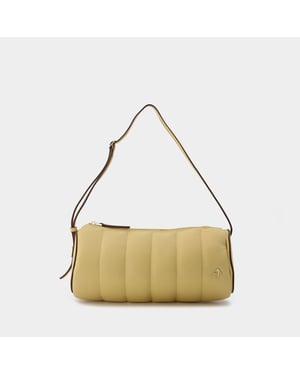 Gepolsterte Zylindertasche aus cremefarbenem Leder