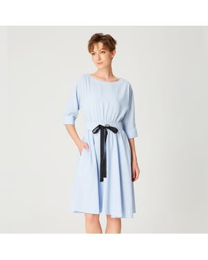 Ausgestelltes Kleid mit breitem Gürtel