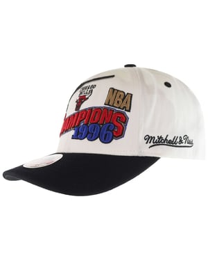 Mitchell & Ness 96 Chicago Bulls Champions Wave Herren-Kappe, weiß
