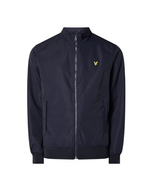 Die Lyle & Scott Trichterhalsjacke mit Mesh-Backing ist mit einem Innennetz ausgestattet, das die Atmungsaktivität fördert. Ein Muss bei Übergangswetter und wenn Sie leichte Jacken mit normaler Passform bevorzugen. Mit durchgehendem Marken-Reißverschluss auf der Vorderseite und Reißverschluss-Handtaschen.