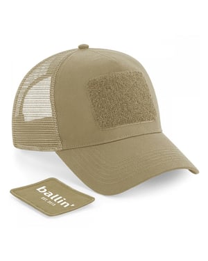 Nous sommes fiers de vous présenter notre Ballin Est unisexe. Casquette 2013, modèle Casquette Trucker. Cette casquette de baseball pour femmes et hommes est fabriquée en polyester de haute qualité. Que vous alliez à la pêche ou couriez, cette casquette unisexe tendance et intemporelle ajoute une touche cool à n'importe quelle tenue. Avec son look sportif, la casquette beige offre non seulement une protection contre le soleil, mais s'impose également à la piscine. Plongez dans l'univers de Ballin Est. 2013 et profitez de la polyvalence de cette casquette pare-soleil. Cette casquette est un véritable accroche-regard pour ceux qui osent se démarquer et est disponible chez plusieurs couleurs. Vous magasinez au Ballin Est. Casquette Trucker unisexe à prix réduit 2013. Ballin' Est. Casquette Trucker unisexe beige 2013 en vente Ce Ballin Est. La casquette unisexe 2013, modèle Trucker cap, est l'accessoire ultime pour une tenue stylée. La casquette est fabriquée en polyester de haute qualité et offre non seulement du confort, mais aussi de la durabilité. La fermeture snapback à l'arrière offre un ajustement réglable, ce qui le rend parfait pour toutes les tailles de tête. Que vous recherchiez un ajout décontracté à votre look de tous les jours ou une touche finale à une tenue sportive, cette casquette allie fonctionnalité et mode sans effort. Achetez le Ballin' Est. Casquette 2013 pour hommes maintenant en vente ! Voir toutes nos casquettes et mutsen.