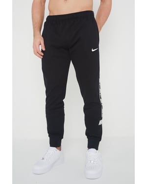 Nike Herren Wiederholung Taping Logo Fleece Cuffed Jogger in Schwarz