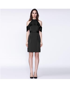 Tailliertes Kleid mit großen Rüschen und nackten Schultern