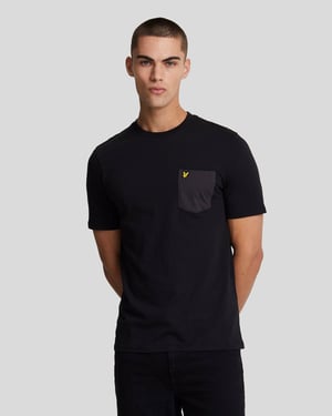 Lyle & Scott � T-Shirt mit farblich abgestimmter Tasche in Schwarz