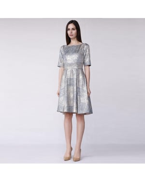 Geschwungenes und ausgestelltes Cocktailkleid aus Jacquard