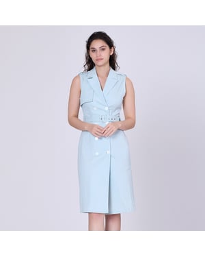 Zweireihiges, ärmelloses Kleid im Trench-Stil