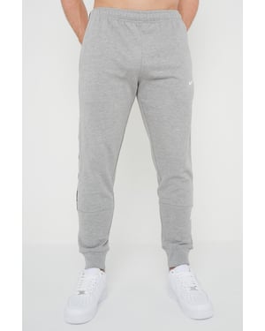Nike Herren Wiederholung Taping Logo Fleece Cuffed Jogger in Grau