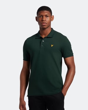 Als ultimative Stilikone von Lyle & Scott steht unser einfarbiges Poloshirt seit Jahrzehnten an der Spitze der Mode. Erhältlich in einer Vielzahl von Farben und hergestellt aus einer leichten, weichen Baumwollmischung, sind unsere Polos ein Muss für jeden Kleiderschrank. Mit Elastananteil für zusätzliche Dehnbarkeit und mit klassischem Rippkragen und Manschetten, Dreiknopfleiste mit Detailnähten sowie unserem charakteristischen Steinadler, einem Zeichen echter britischer Tradition.
Passform: Regulär
Das Hemd ist so geschnitten, dass es weder zu eng noch zu locker sitzt und Ihnen einen klassischen, zeitlos eleganten Look verleiht. Wir empfehlen Ihnen, Ihre übliche Größe zu bestellen, aber wenn Sie zwischen zwei Größen schwanken, nehmen Sie eine Nummer größer.
