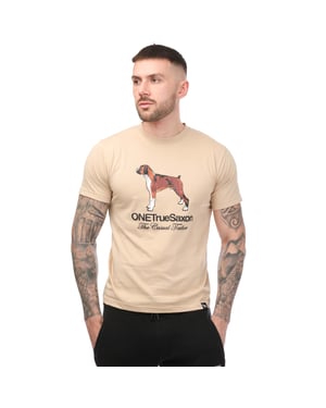 Herren One True Saxon Dawg T-Shirt in Sand
