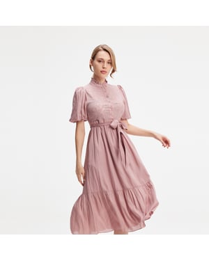 Freizeitkleid mit gestuften Rüschen