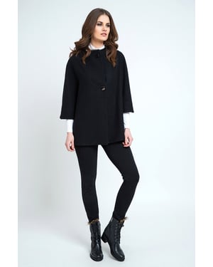 Schwarzer Mantel im Poncho-Stil