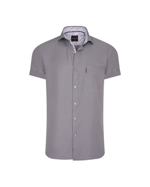 Cappuccino Italia Kurzarmbluse für Herren. Die Bluse ist aus 100% Baumwolle und hat eine normale Passform.  Marke: Cappuccino ItaliaModellname: Kurzarmbluse UniKategorie: HerrenMaterialien: BaumwolleFarbe: anthrazit, weiß