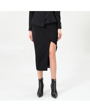 Asymmetrischer Rock, am Bein offen