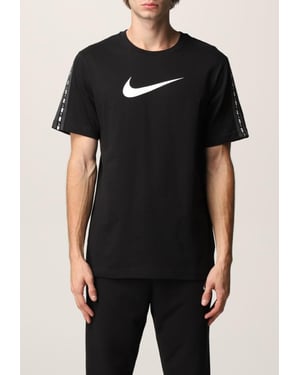 Nike Sportswear Repeat T Shirt Club in Schwarz