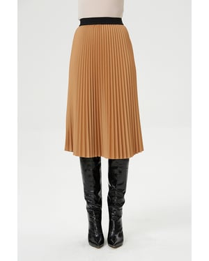 Faltenrock und kontrastierende elastische Taille