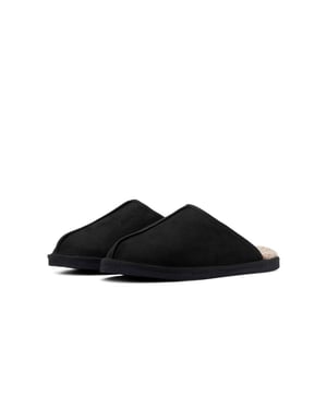 Warme Hausschuhe von der Marke Jack & Jones. Die Hausschuhe sind mit Kunstpelz gefüttert, wodurch sie herrlich warm und angenehm zu tragen sind. Marke: Jack & JonesModellname: Dudely Microfibre SlippersKategorie: Herren-PantoffelnMaterialien: PolyesterFarbe: schwarz