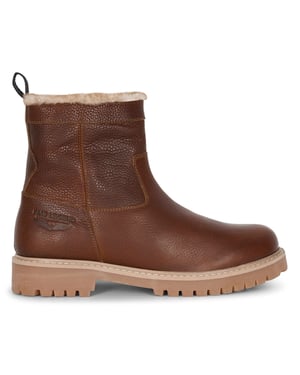 Bequeme PME Legend Stiefel mit einem schönen warmen Futter. Die Stiefel sind aus hochwertigem Leder gefertigt. Der Stiefel hat eine EVA-Einlegesohle, die für eine angenehme Dämpfung sorgt. Der Stiefel ist mit einem Reißverschluss an der Innenseite ausgestattet.  Marke: PME LegendModellname: ChuteKategorie: HerrenstiefelMaterialien: LederFarbe: cognac