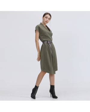 Mittellanges Kleid mit Wickeloptik und zusätzlichem Gürtel