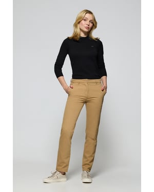 Chinohose May sandfarben mit minimalistischer Polo Club Stickerei auf der Tasche