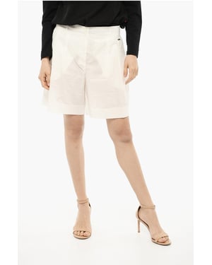 Doppelt plissierte Shorts mit Gürtelschlaufen in Weiß