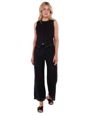 Schwarze Hose mit Kontraststickerei und Nahtdetail