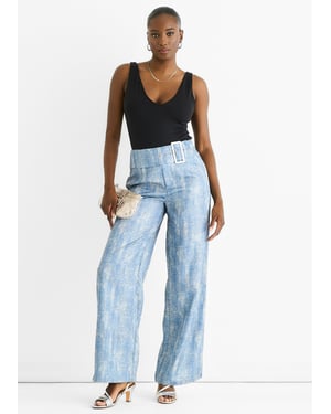 Hose mit blauer Schnalle