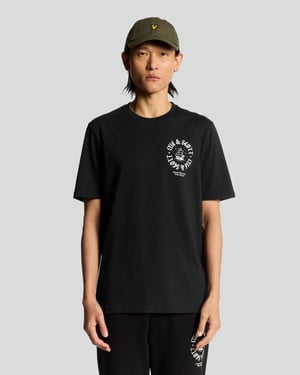 Lyle & Scott T-Shirt mit Schiffsabzeichen und Grafik – Schwarz