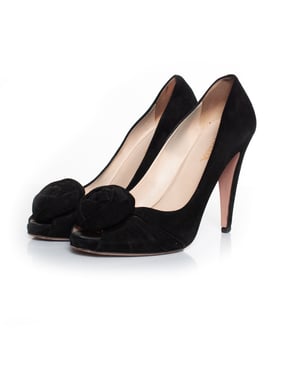 Prada Wildleder-Pumps mit offener Zehenpartie und floraler Applikation