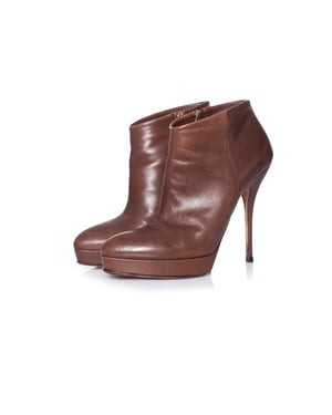 Gucci Stiefeletten aus braunem Leder mit Plateau.