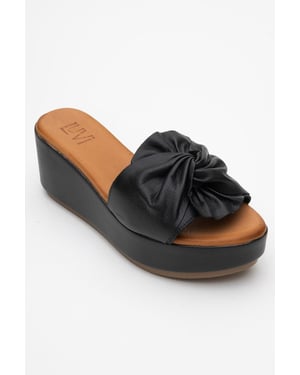 Syndra Bow Keilabsatz Leder Sandale