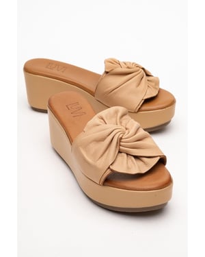 Syndra Bow Keilabsatz Leder Sandale