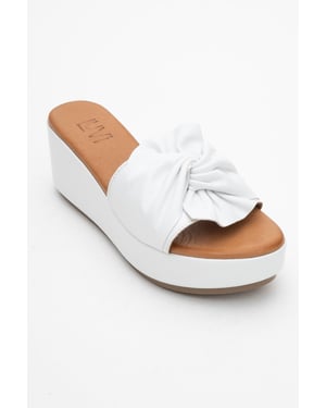Syndra Bow Keilabsatz Leder Sandale