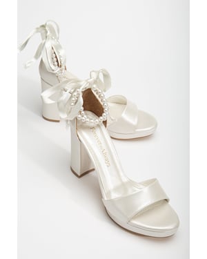 Renee Plateau Sandalen with Pearls