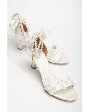 Dawn Lace Sandalen with Pearls