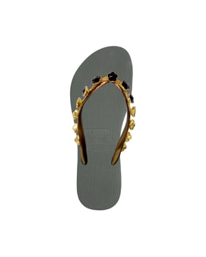 Schwarze Blumen-Flip-Flops in Armeegrün