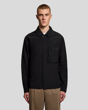 Leichte Utility-Taschen-Übershirt