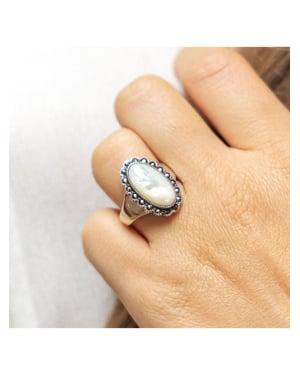 Zeeme Gemstones Ring Silber 925 oxydiert mit weißem Perlmutt und 18 Markasit-Steinen