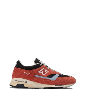 1500 Stück in Großbritannien hergestellte orangefarbene Sneaker